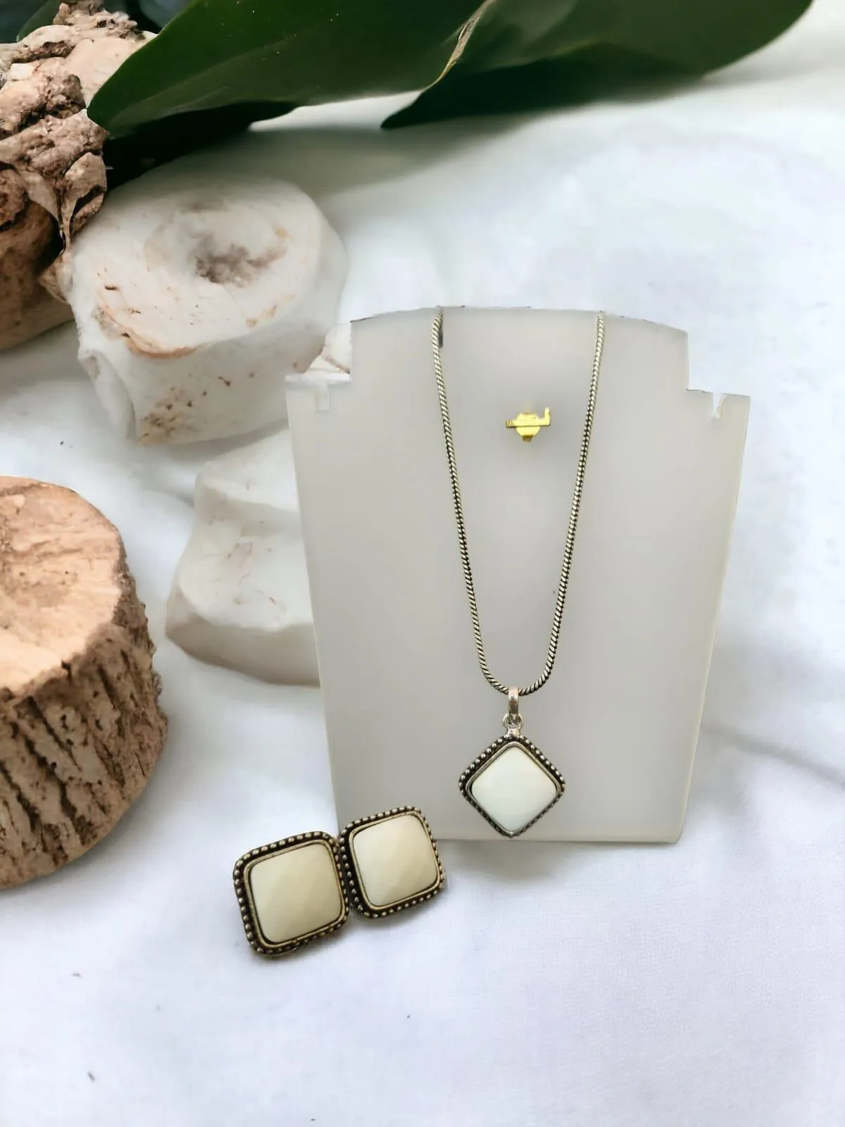 Elegant Monalisa Stone Necklace | Sarichka