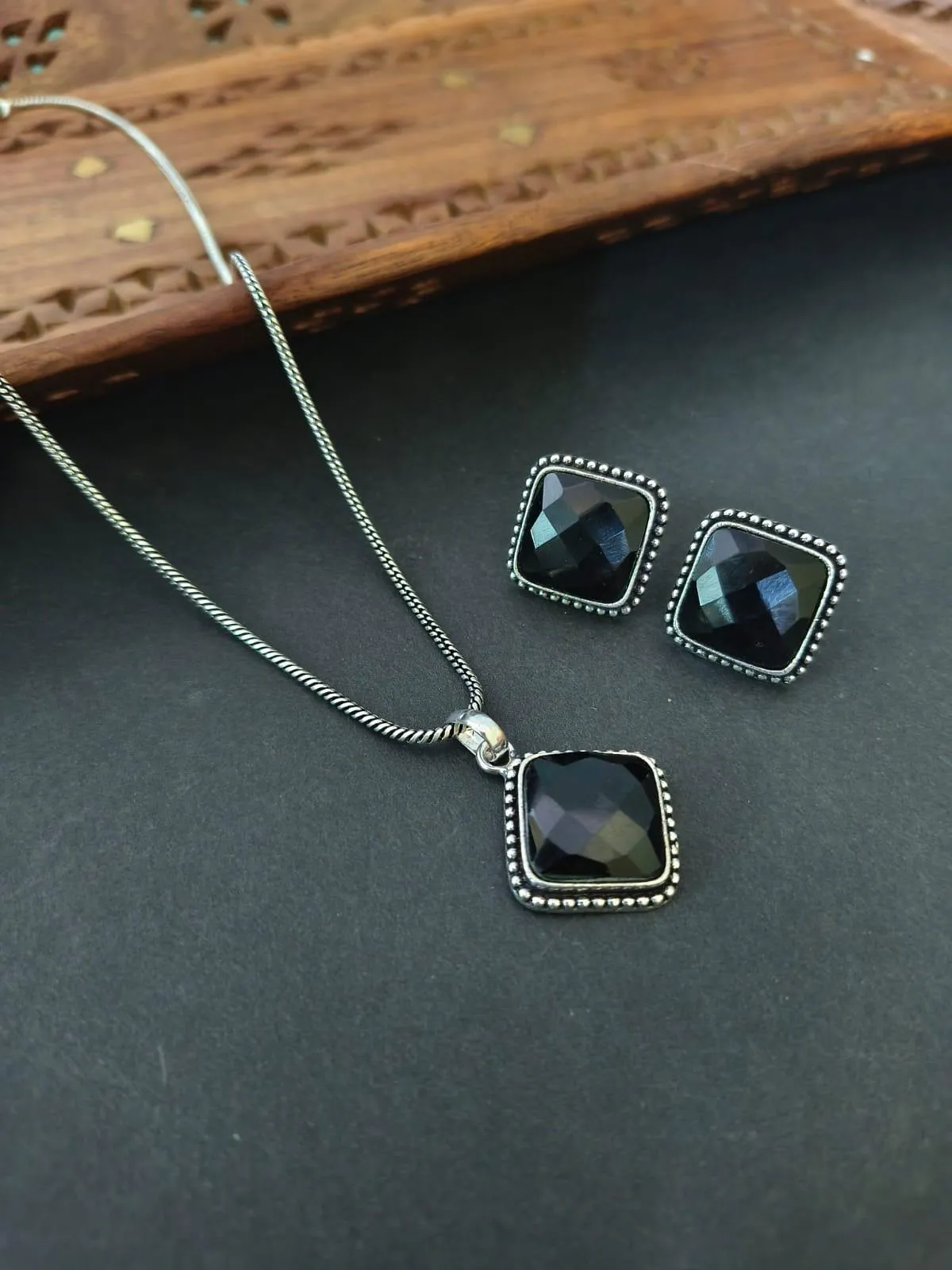 Elegant Monalisa Stone Necklace | Sarichka