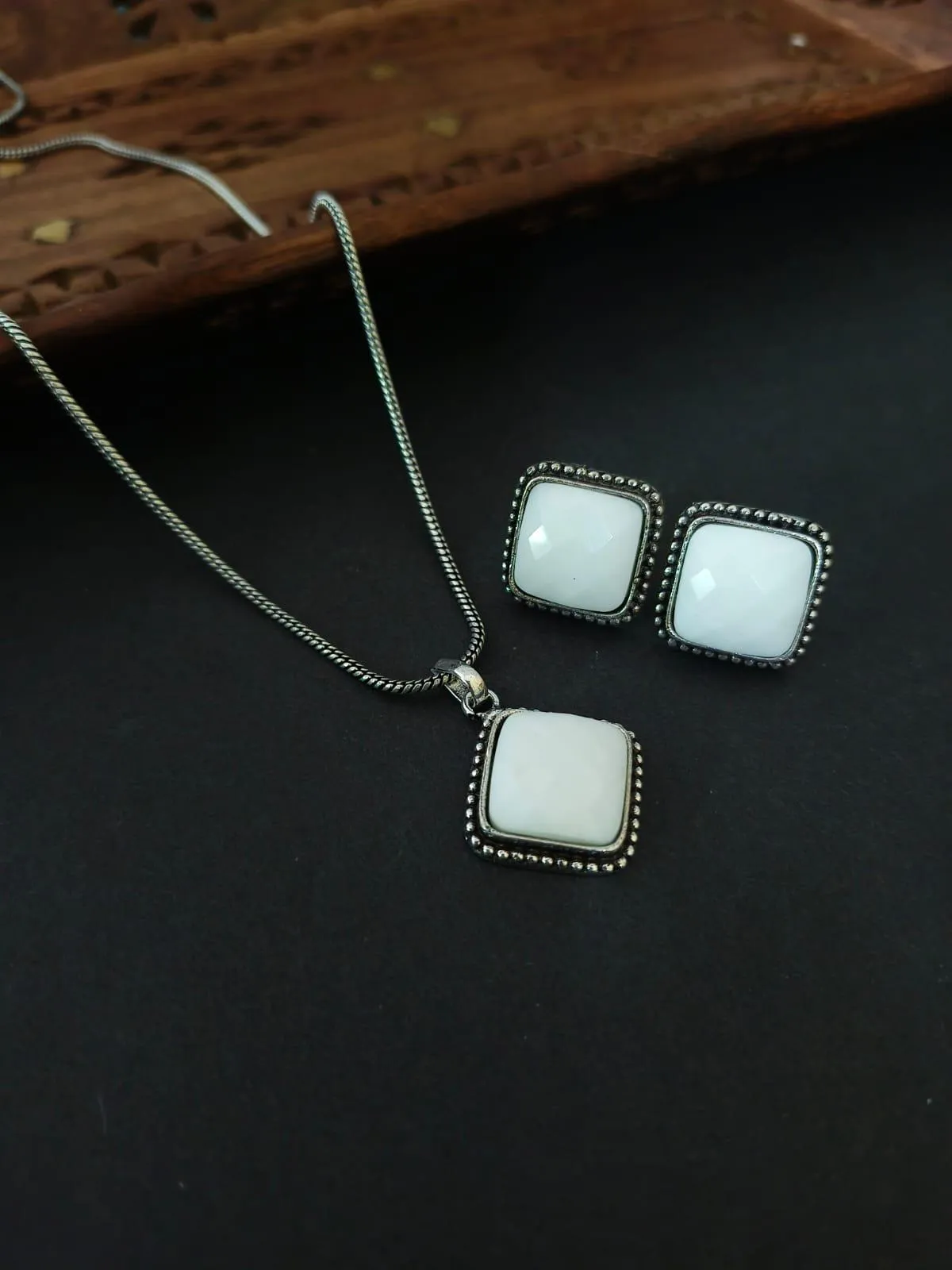 Elegant Monalisa Stone Necklace | Sarichka
