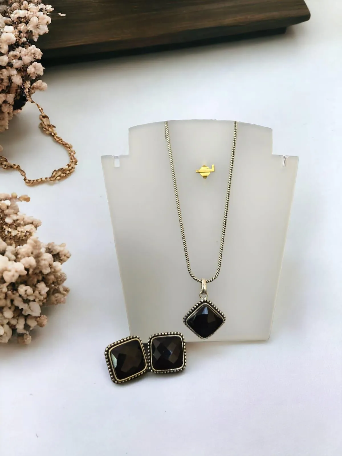 Elegant Monalisa Stone Necklace | Sarichka