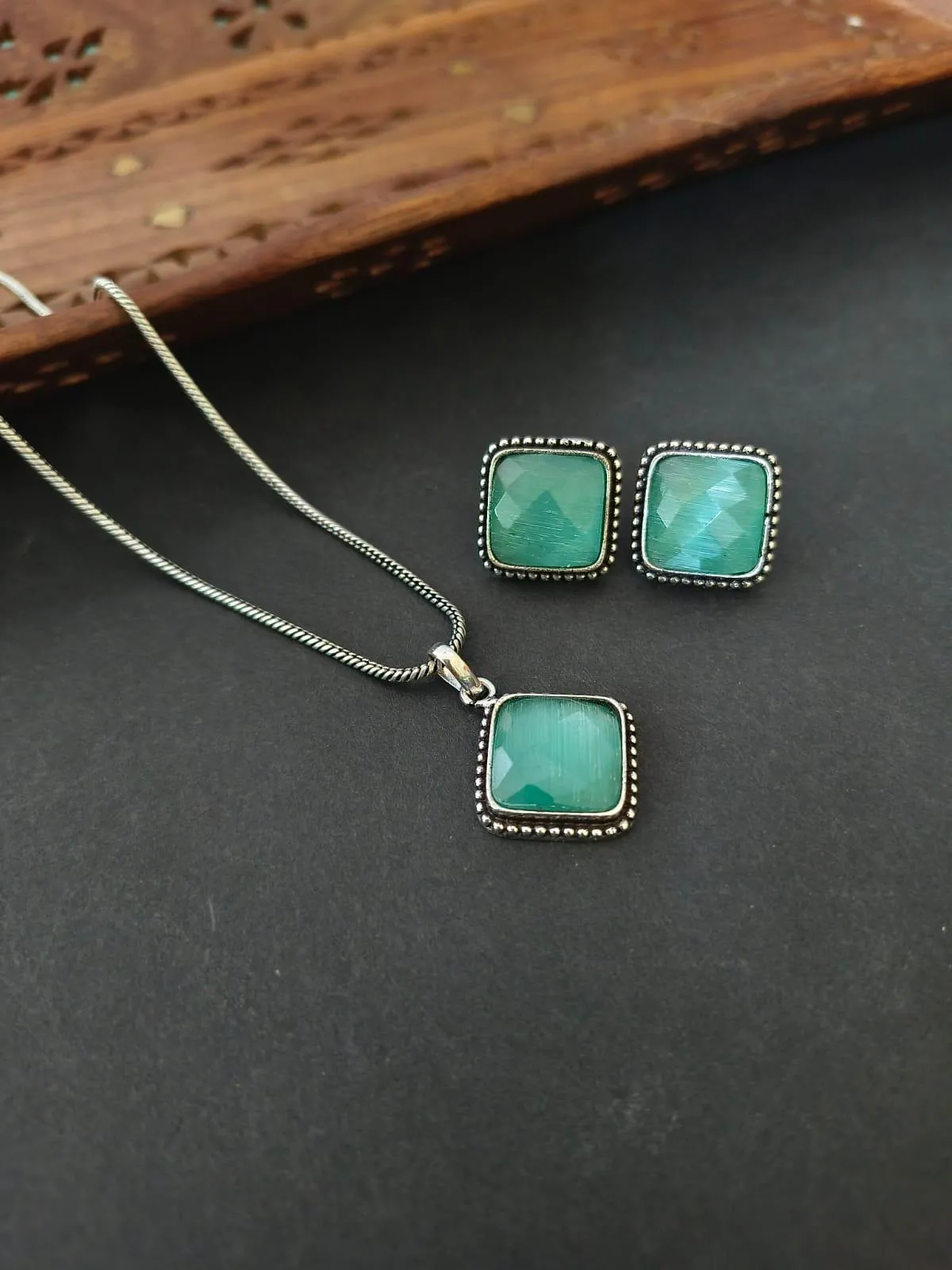 Elegant Monalisa Stone Necklace | Sarichka