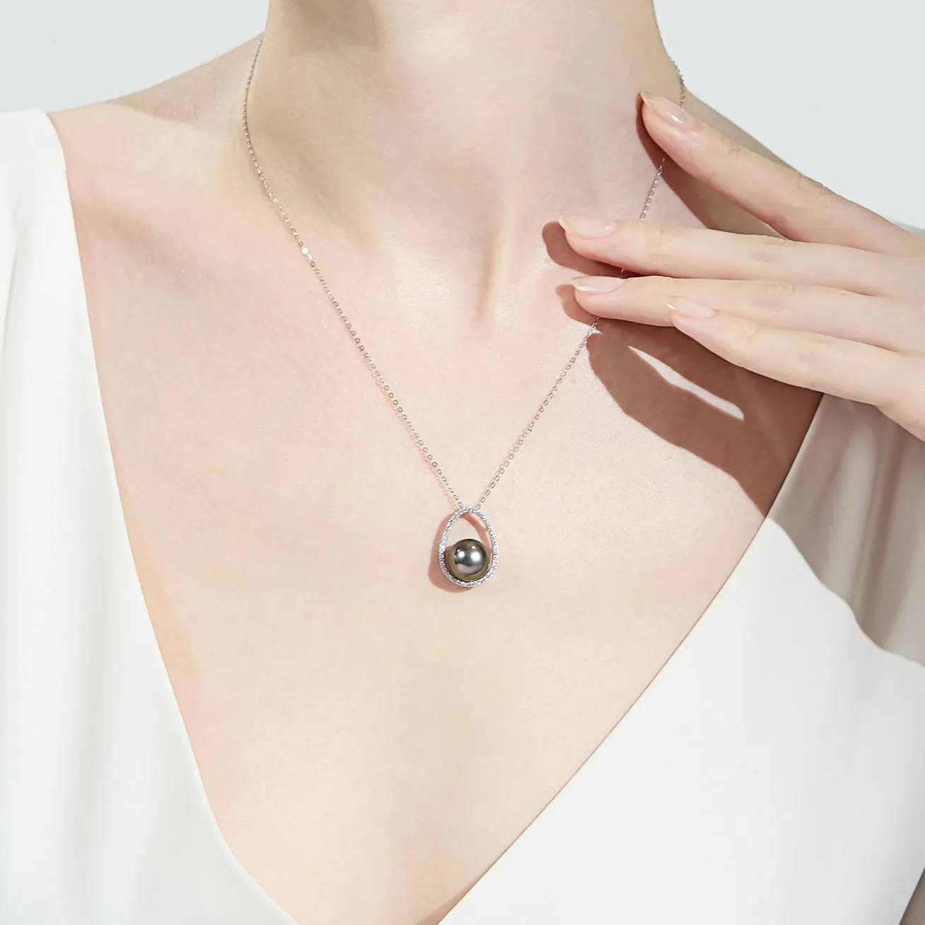 Elegant Tahitian Pearl Necklace WN00618