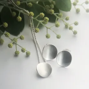 Large curved neckpiece