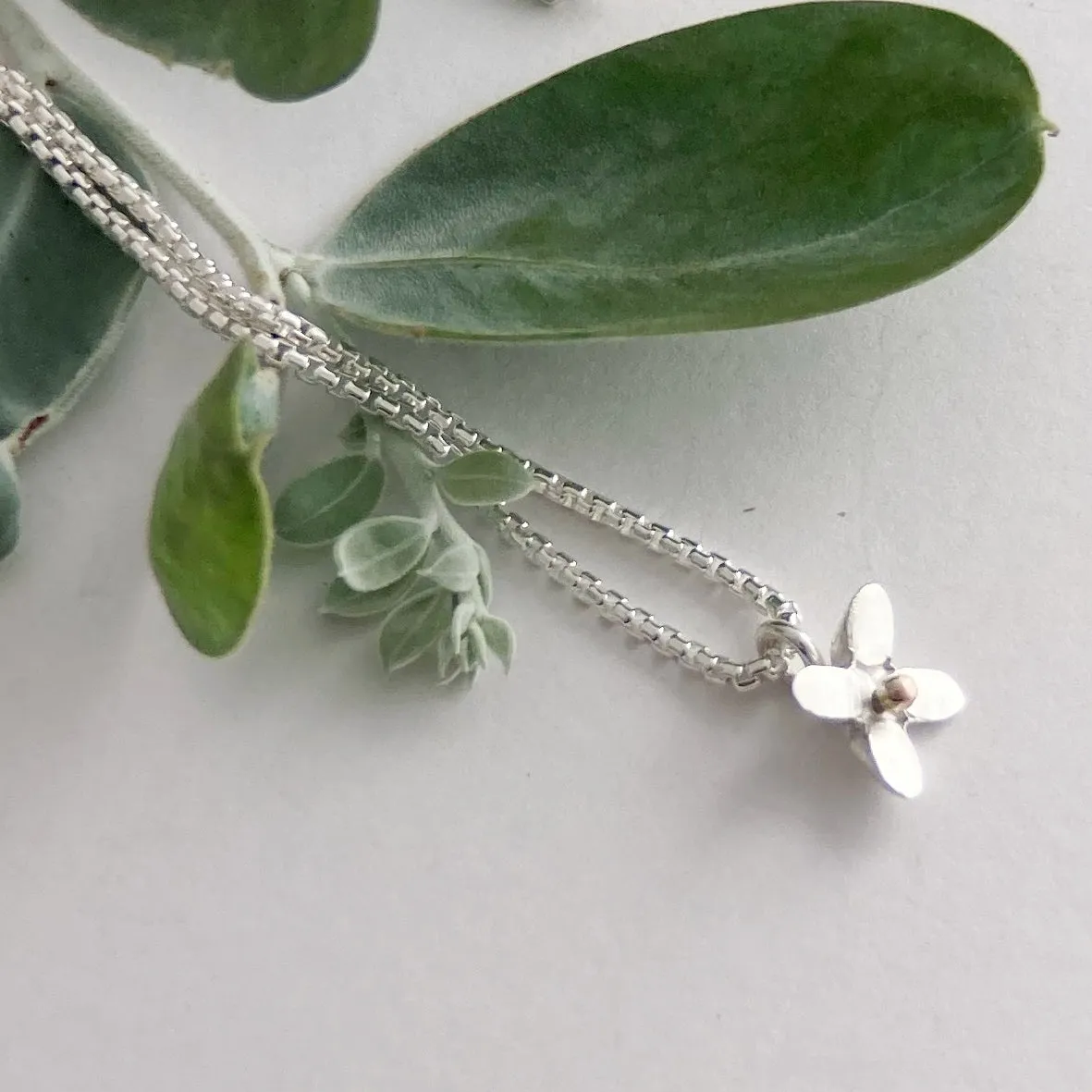 Star flower necklace with rose gold ball
