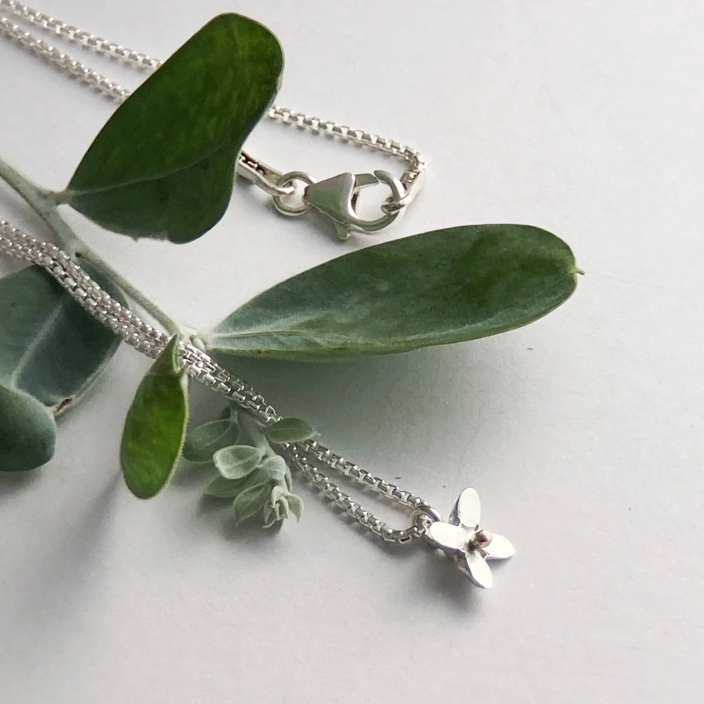 Star flower necklace with rose gold ball